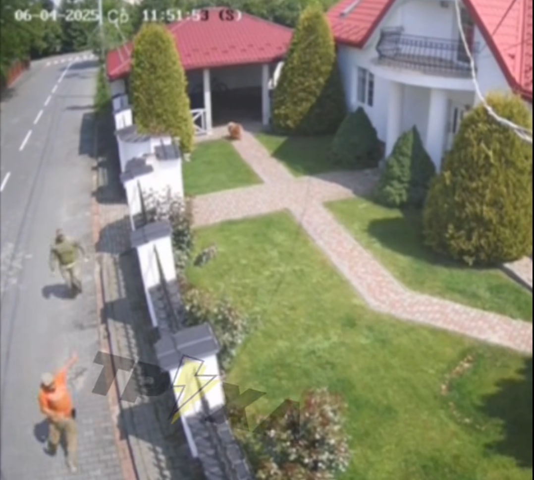 Стягували з паркана та били: У Львівському ТЦК прокоментували силове затримання чоловіка
