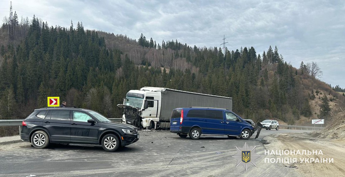 Потрійна автотроща на Львівщині: з'явилися перші фото