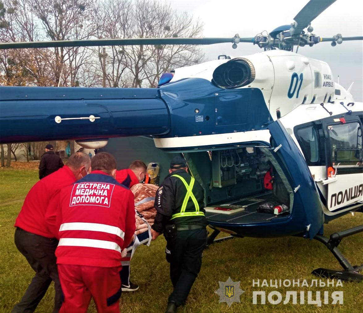 Ювілейний порятунок. На Львівщині поліцейський гелікоптер евакуював чоловіка з інсультом