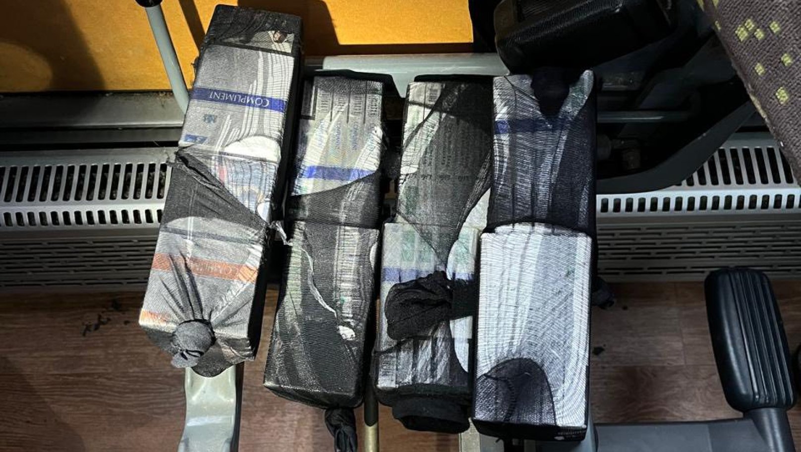 На кордоні з Польщею в рейсовому автобусі викрили контрабанду сигарет у панчохах