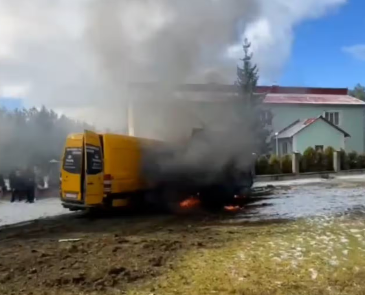 На Львівщині сталася потужна аварія: два авто загорілися (фото)