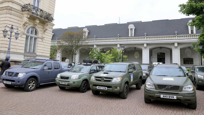 Майже пів сотні пікапів воїнам та "швидкі" для лікарень: іноземні волонтери приїхали на Львівщину