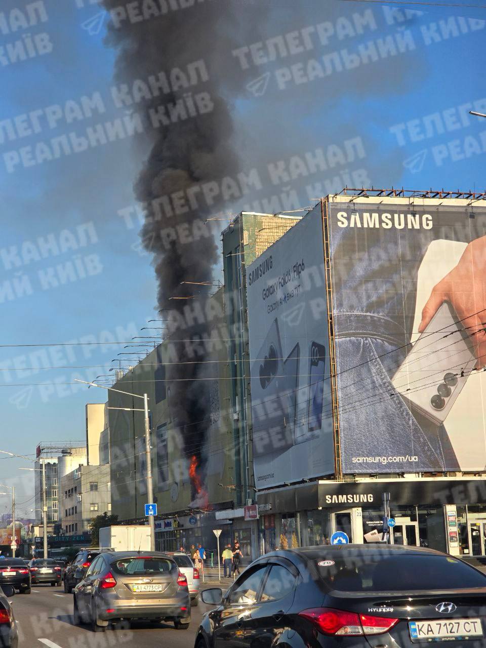 У Києві пожежа біля торгового центру: що відомо