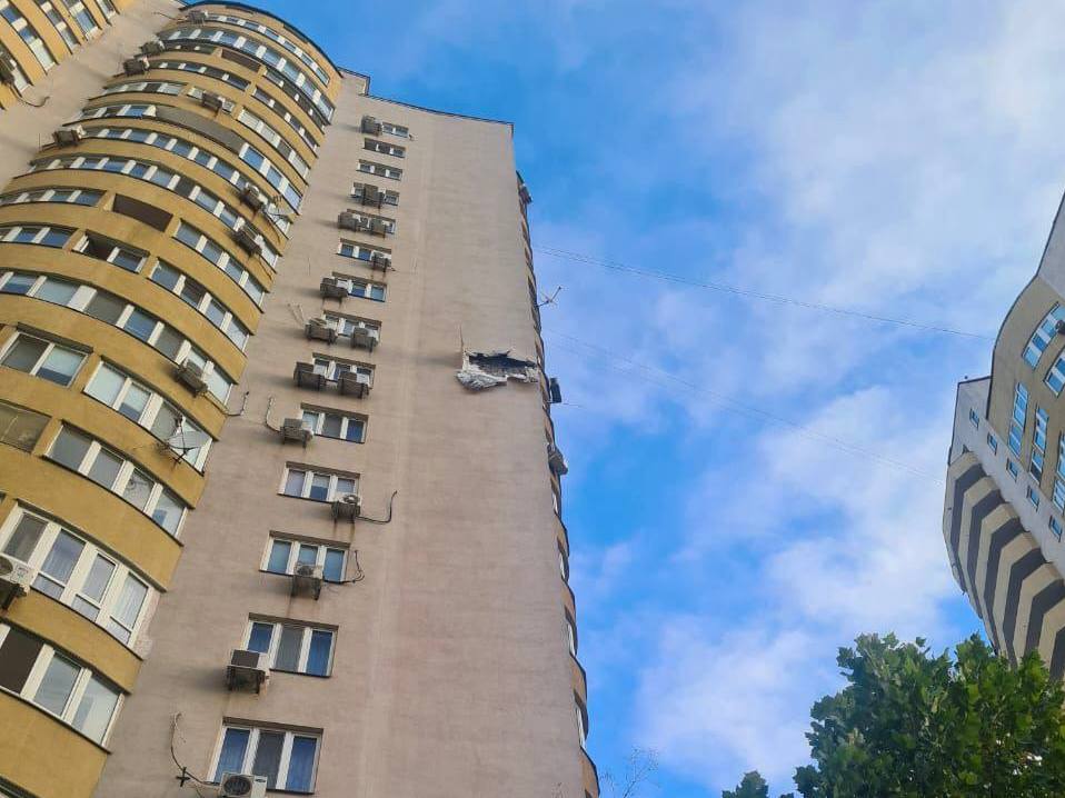 Росія атакувала безпілотниками Київ: фото наслідків