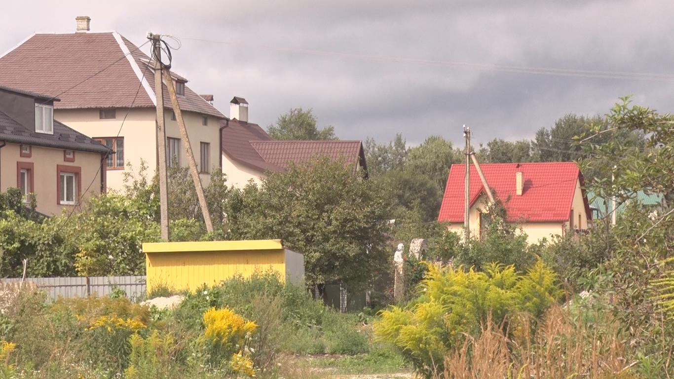 Війна зі смородом. У Бродах 30 років нечистоти з багатоповерхівок зливають під приватні будинки