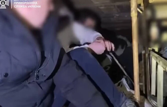 Намагалися виїхати за кордон під шаром піску в «Камазі»: на Закарпатті затримали чоловіків (відео)