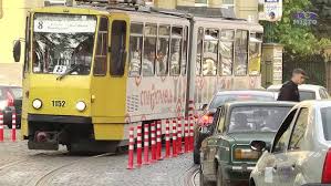 З понеділка на частині вул. І. Франка обмежать рух транспорту: замінюватимуть пошкоджені делініатори