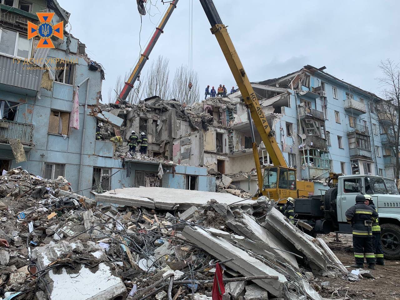 Кількість жертв удару по Запоріжжі знову зросла: серед загиблих - 8-місячна дитина з сім'єю. Оновлено (від 08:31)