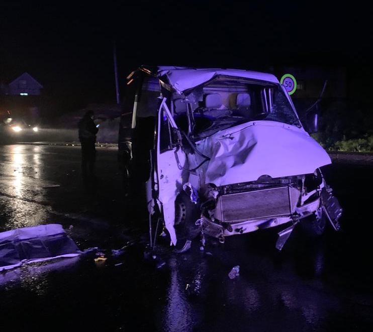 На Львівщині мікроавтобус зіткнувся з автопоїздом. Одна людина загинула