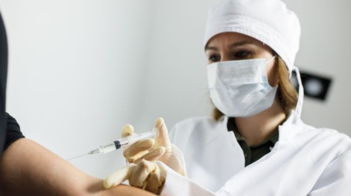 У всіх регіонах країни запрацювали центри вакцинації: графік роботи