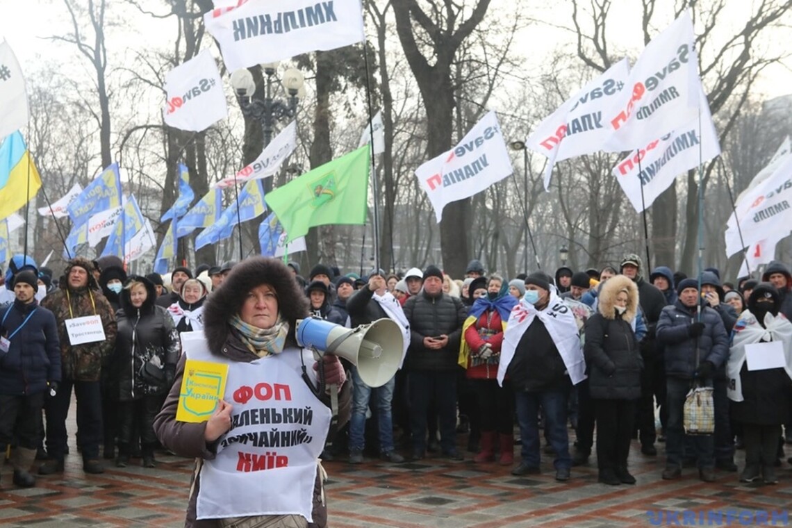 Протестувальники в центрі Києва закидали поліцейських яйцями