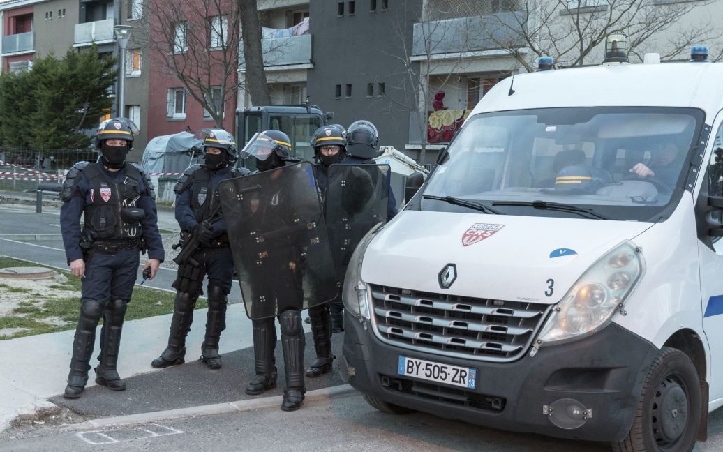 У Парижі встановили труни для «французьких солдатів в Україні»: деталі провокації