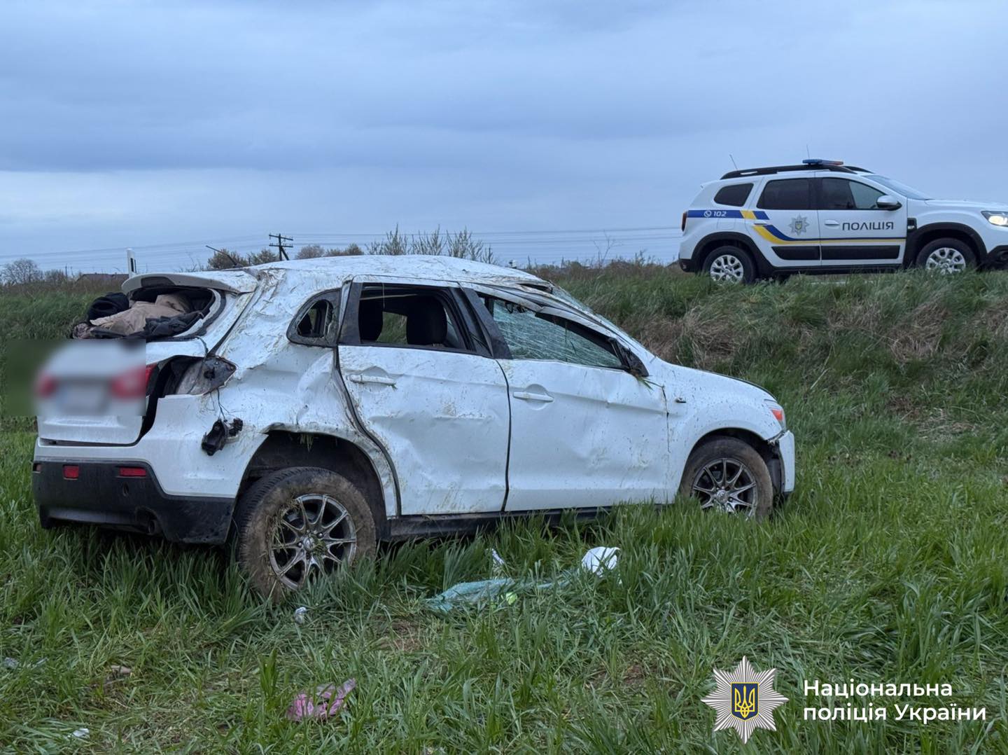 Авто вилетіло з дороги і перекинулося: фото з автотрощі на Прикарпатті