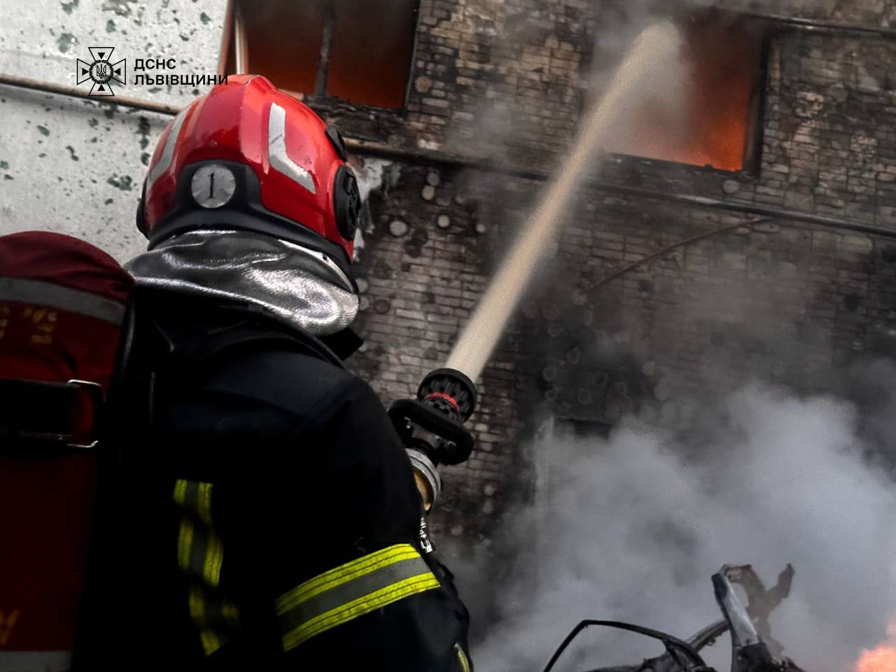 На Львівщині уламки дронів впали на будинок: з'явилося відео