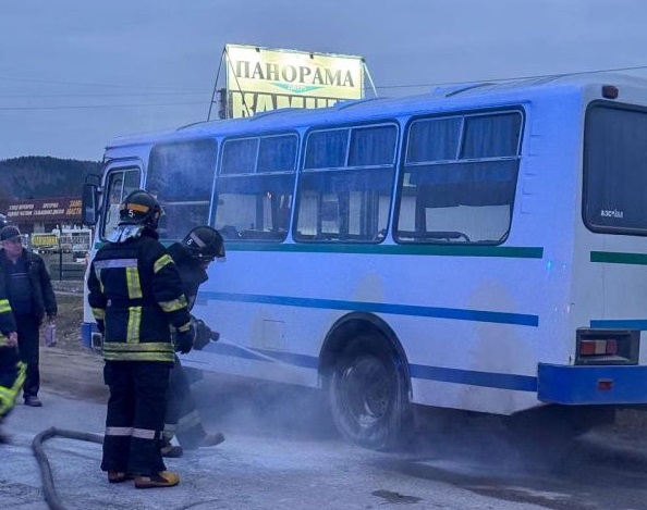 На Тернопільщині горіла маршрутка: з'явилося фото з місця пожежі