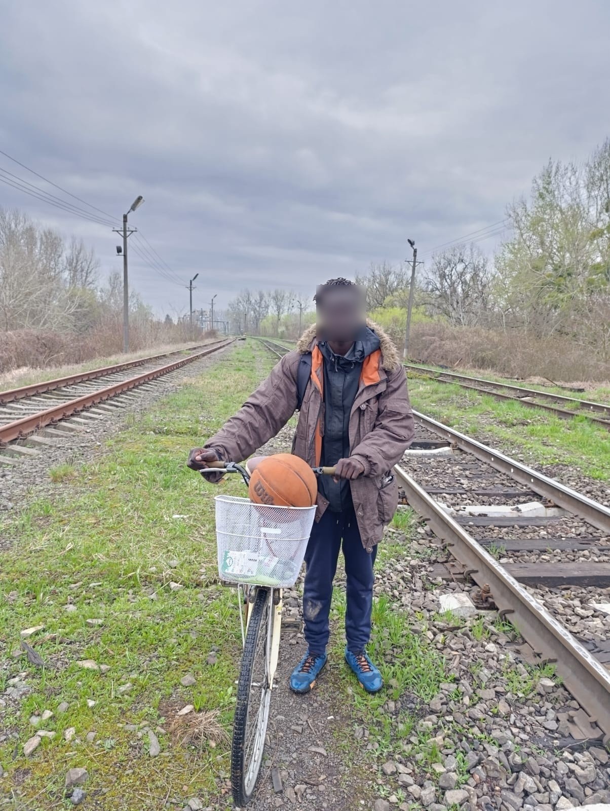 Краденим велосипедом по коліях в Україну: на кордоні з Угорщиною затримали сенегальця