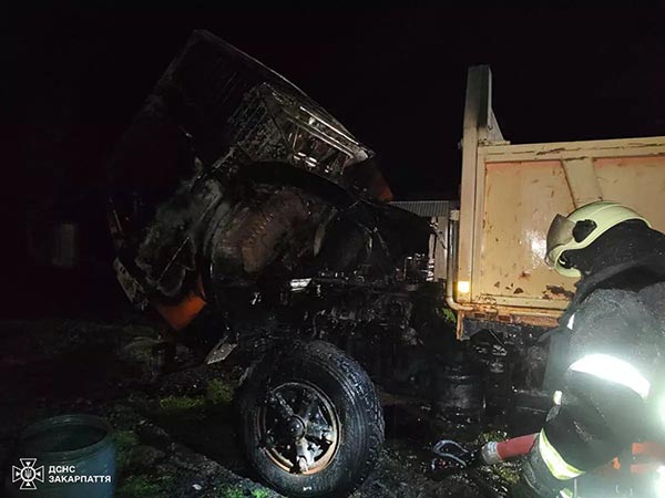 На Закарпатті загорілася вантажівка: фото з місця інциденту