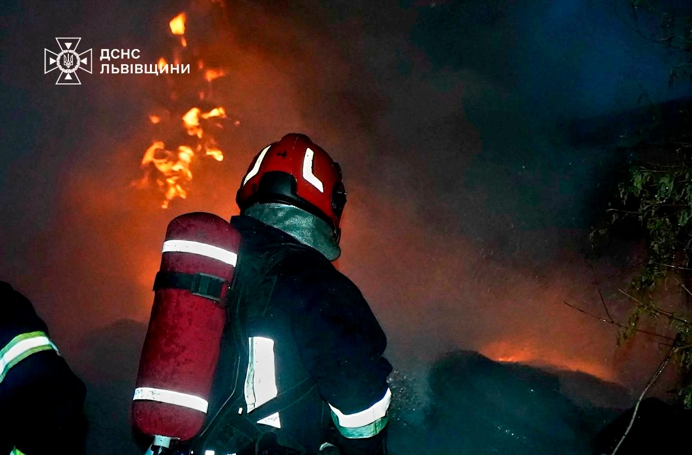Ввечері у Львові вирувала сильна пожежа: з'явилися фото
