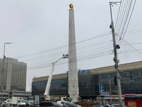 У Києві з обеліска на Галицькій площі демонтували радянську зірку