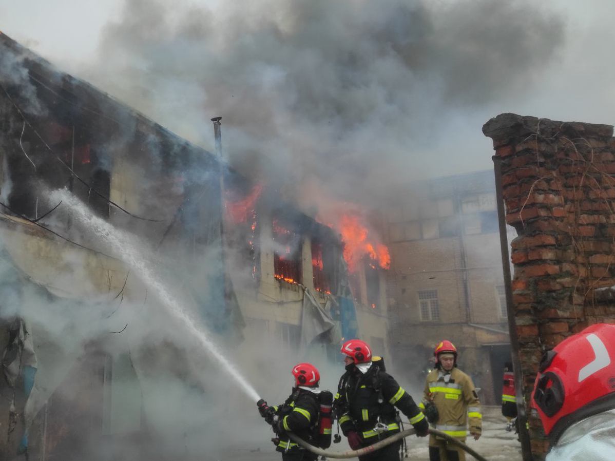 У Львові горять склади колишнього винзаводу