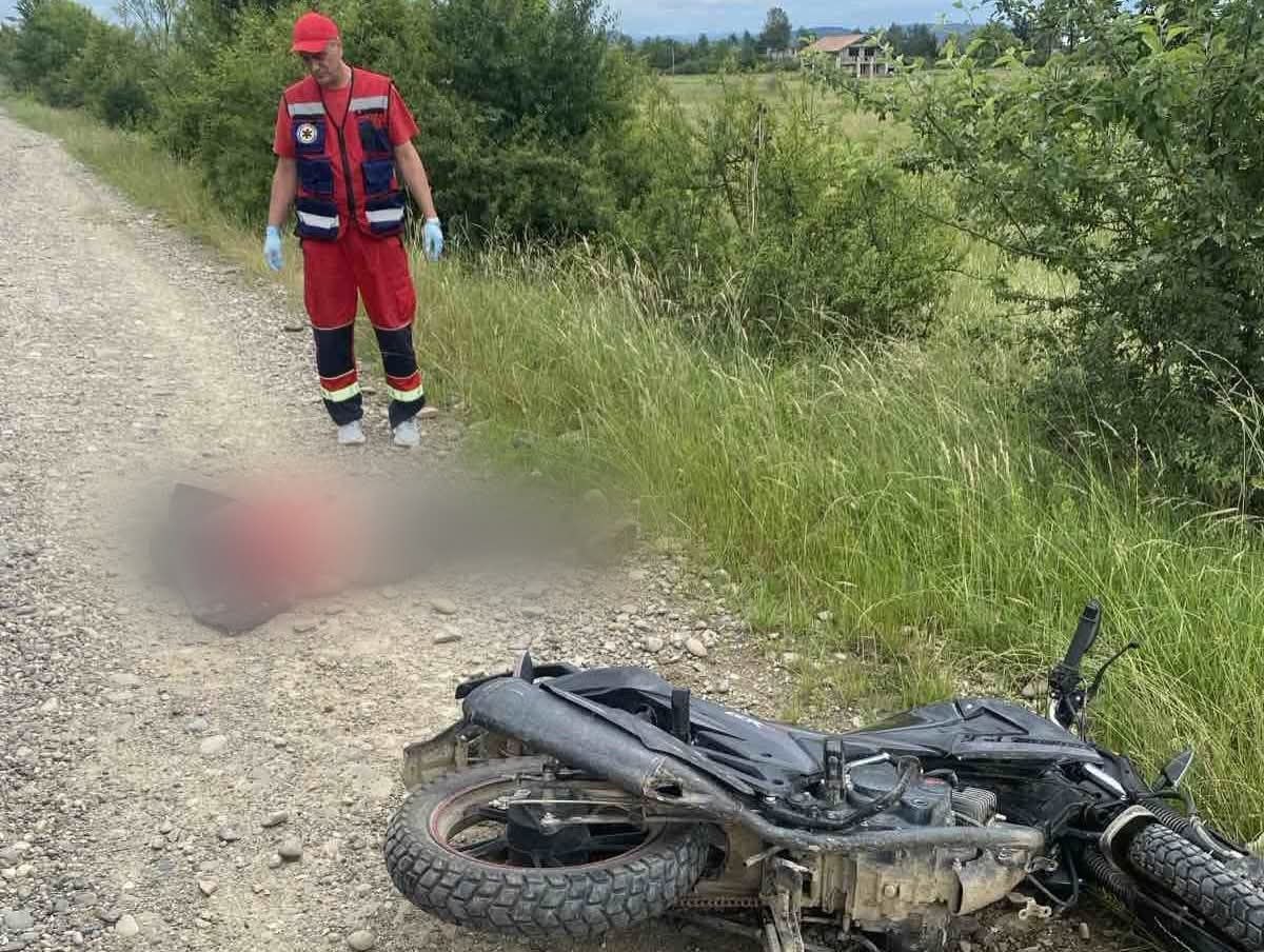 Гучний сигнал у полі: знайдено розбитий мотоцикл із тілом водія (фото)