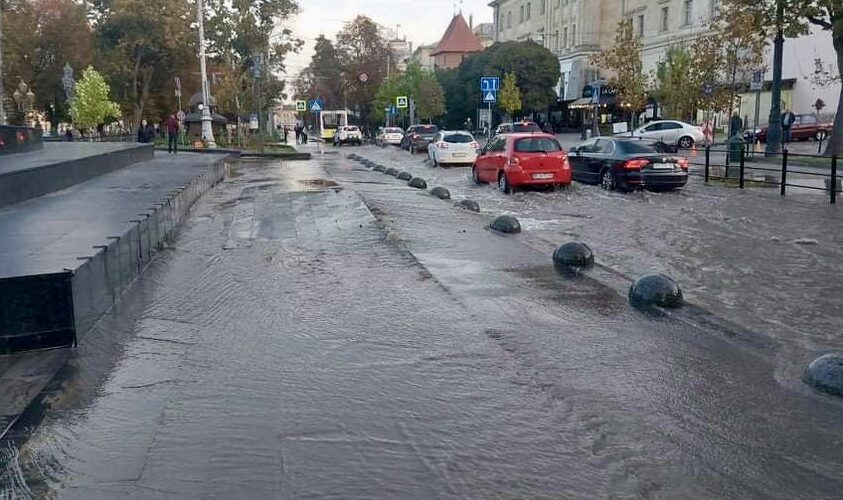 Центр Львова затопило через потужний порив на мережі