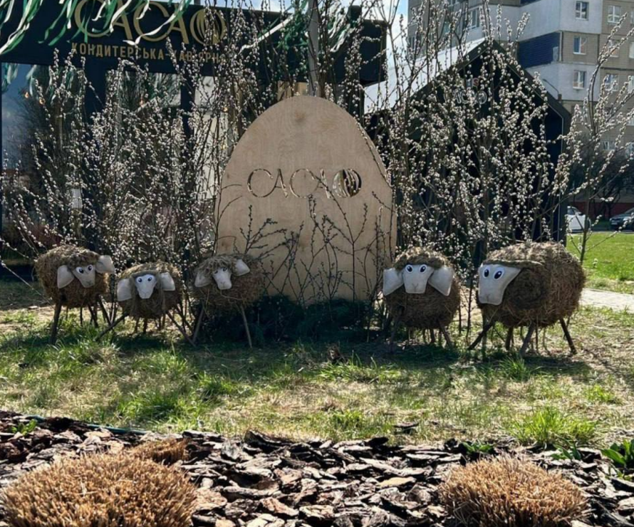 З Великоднім присмаком: на Сихові з'явилась дивна фотозона (фото)