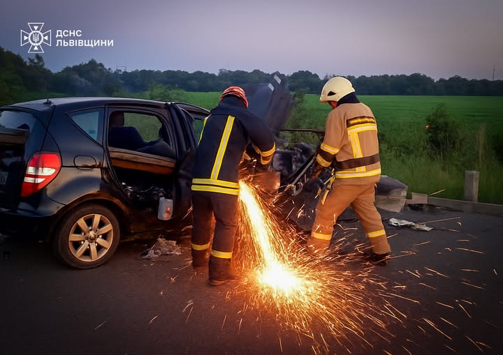 Смертельна ДТП на Львівщині: рятувальники деблокували з понівеченого авто потерпілого та двох загиблих (фото)