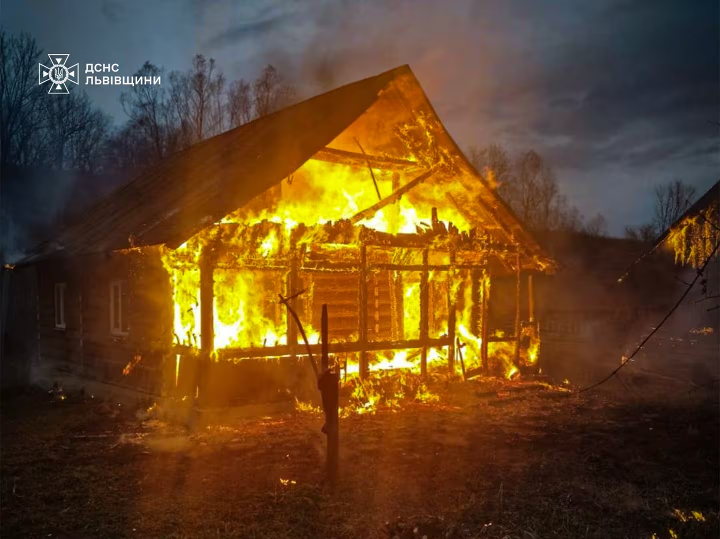 На Львівщині згоріли два будинки: фото з місця пожежі