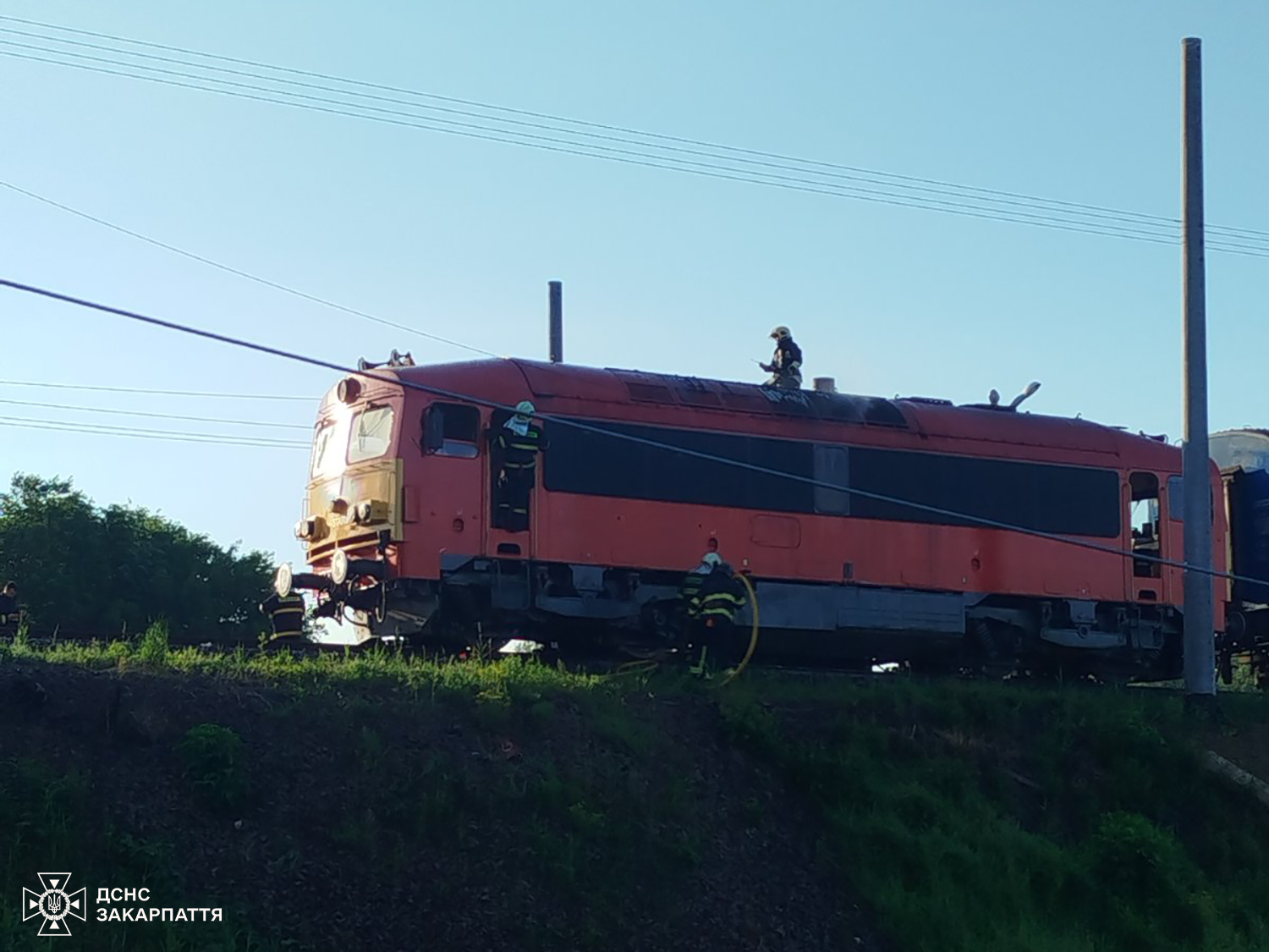 На Закарпатті під час руху загорівся поїзд: з'явилися фото