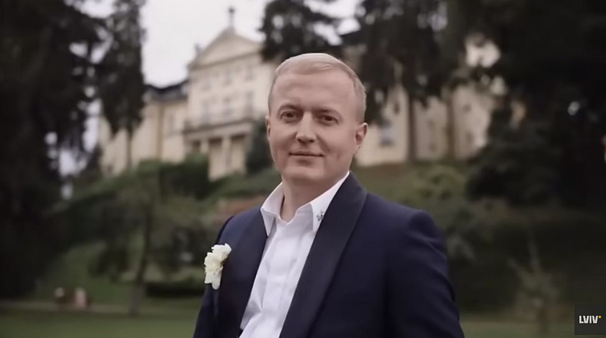 У Львові намагалися вручити повістку експрокурору, який відгуляв розкішне весілля