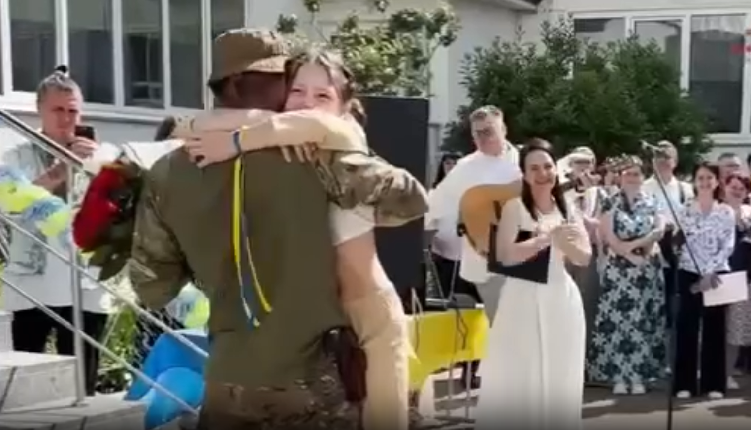 Військовий зробив доньці сюрприз на свято Останнього дзвоника (відео)