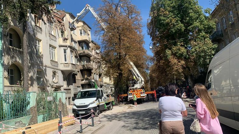 У будинку, в який поцілила ракета, видніється прірва: дідусь родини Базилевичів розповів деталі трагедії