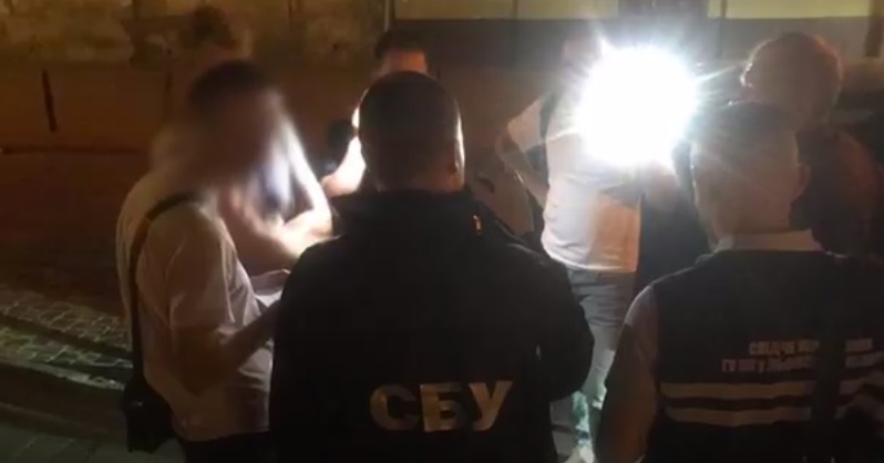У центрі Львова затримали ділка, який організовував виїзд ухилянтів