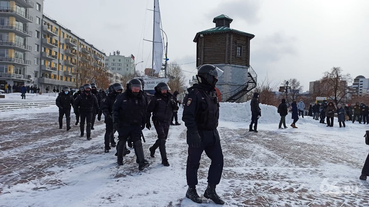 В Росії відбувається мітинг проти війни з Україною, поліція масово затримує людей