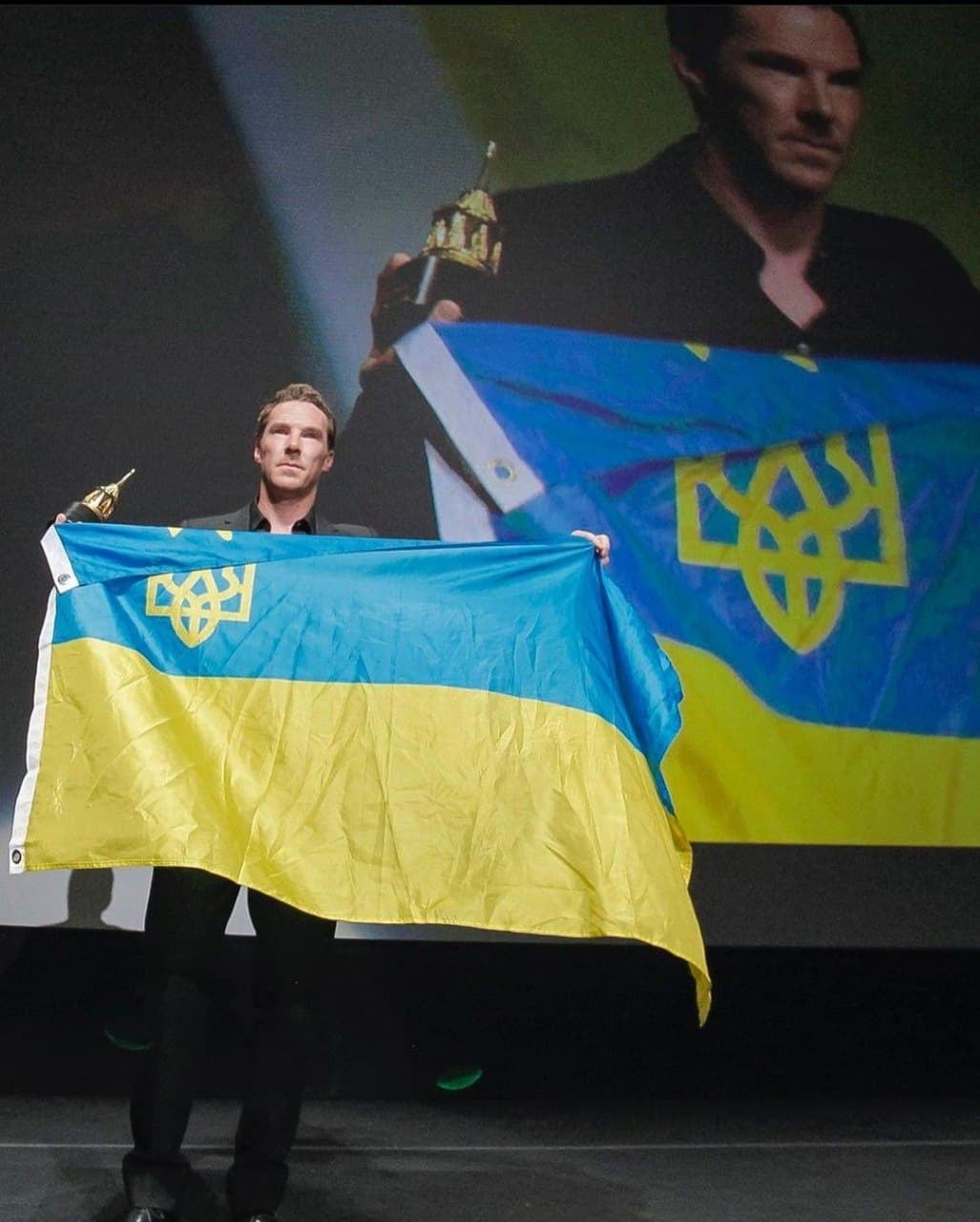 Зірка «Месників» і «Доктора Стренджа» розгорнув прапор України