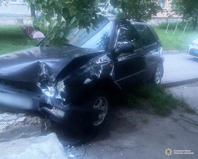 У Рівному чоловік викрав авто і розбив його об бетонну стіну (фото0