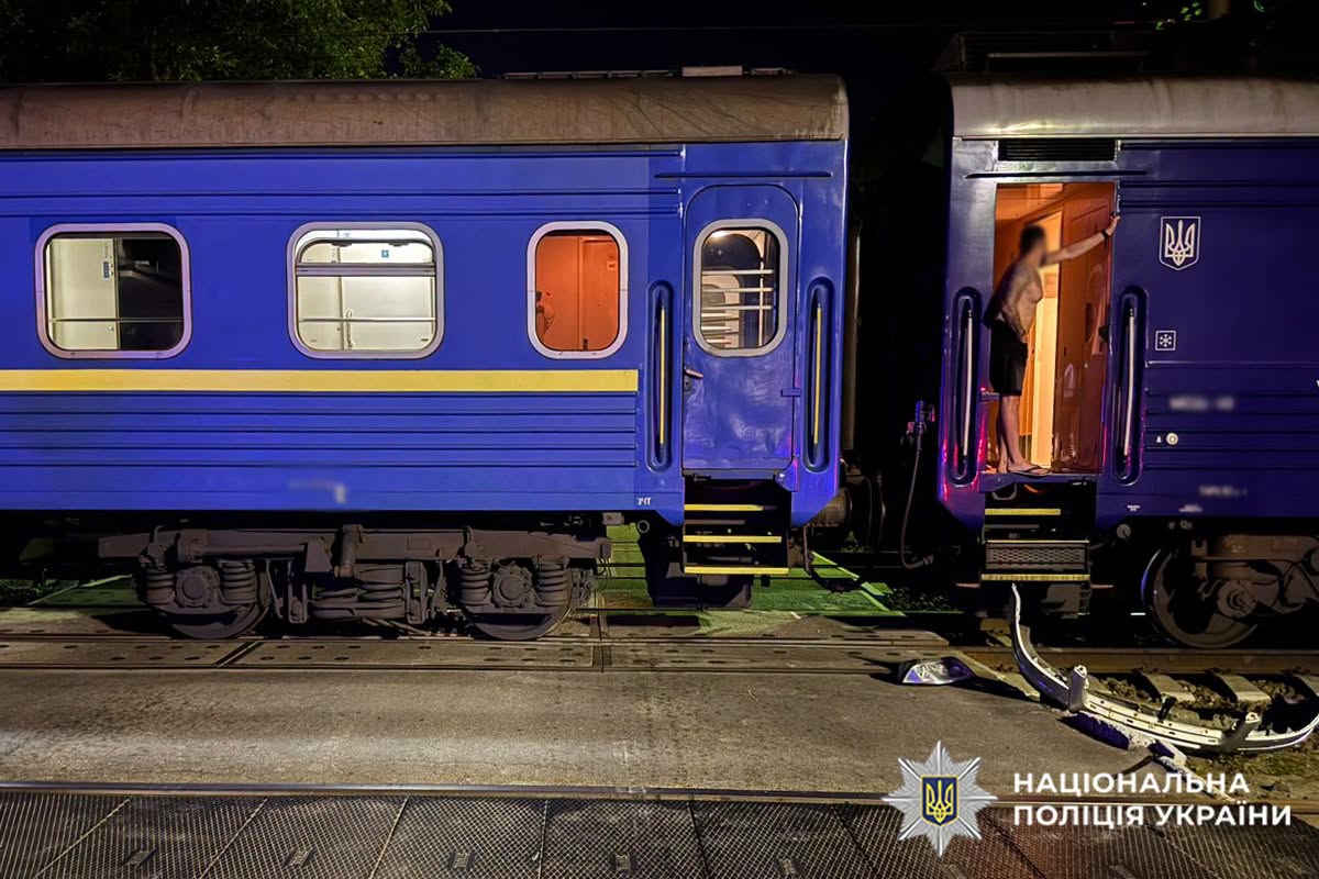 Страшна аварія у Хмельницькому: авто на повній швидкості влетіло в поїзд (фото)