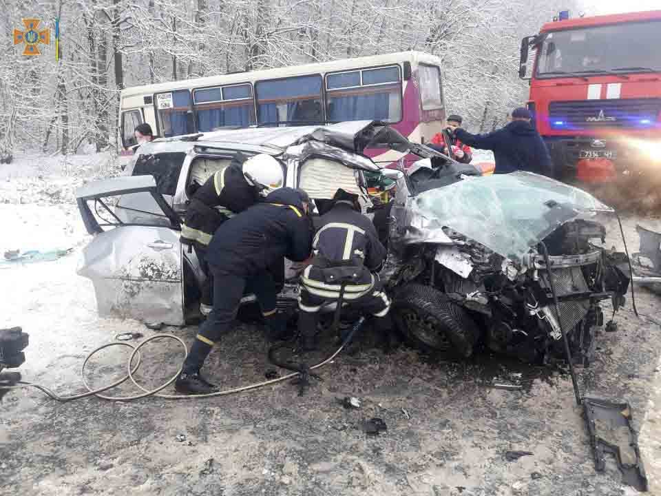 Зіткнення автобуса з авто у Львівському районі: 7 потерпілих, травмовано дитину. Оновлено