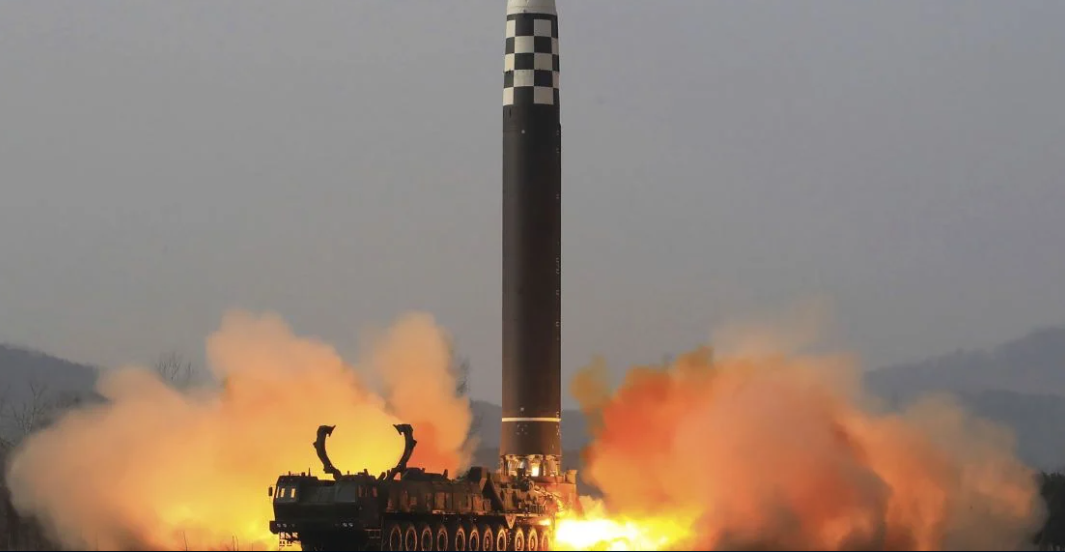 Кім Чен Ин віддав наказ тримати у повній бойовій готовності ядерну зброю, – Reuters