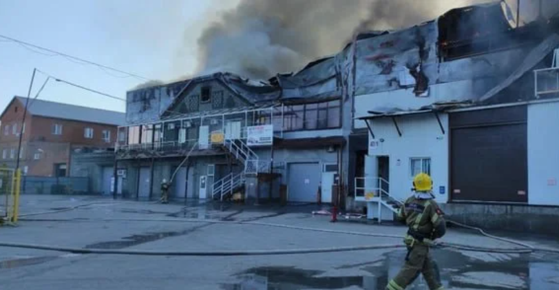 У Новосибірську сталася масштабна пожежа на складі із пальним