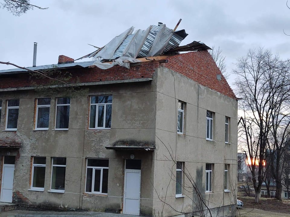 Зірвані дахи та борди на тротуарах: буревій «відривається» на Львівщині