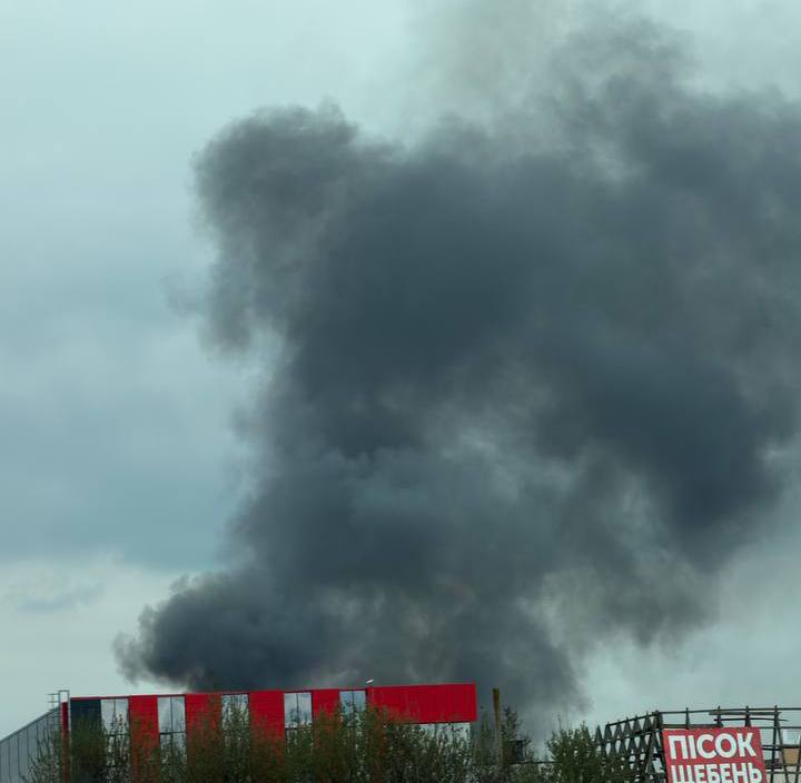 Поблизу Львова вирує сильна пожежа: є перше фото