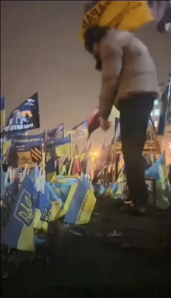 У Києві юнак на Майдані Незалежності хотів підпалити меморіальні прапорці