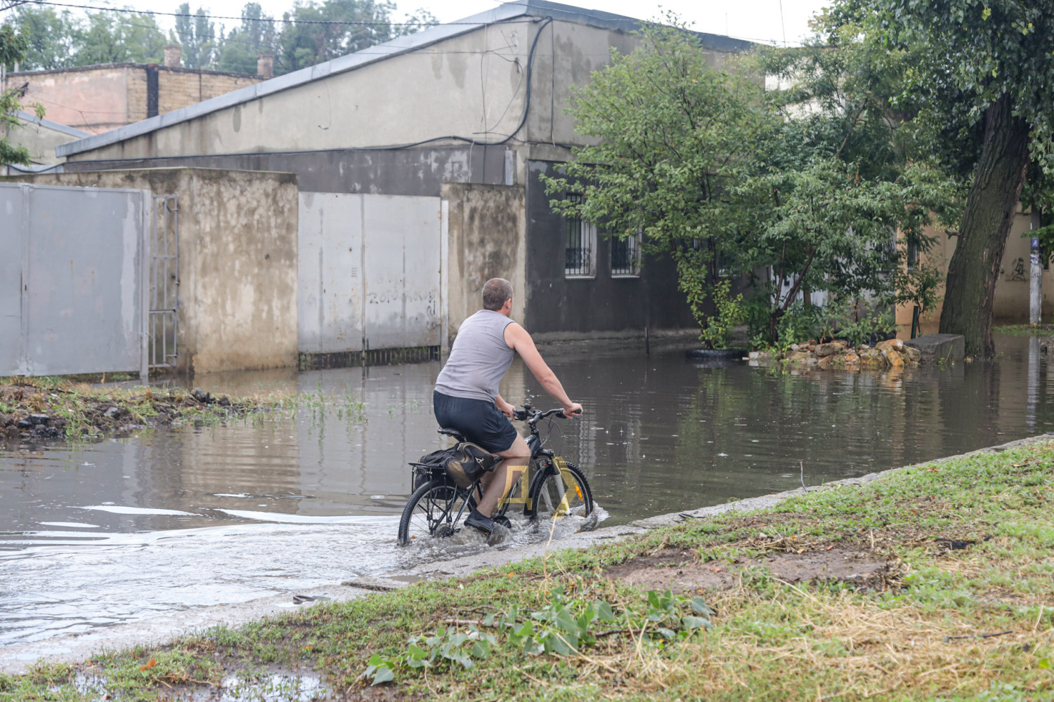 Одесу затопило. У воді цілі вулиці, підтоплені будинки