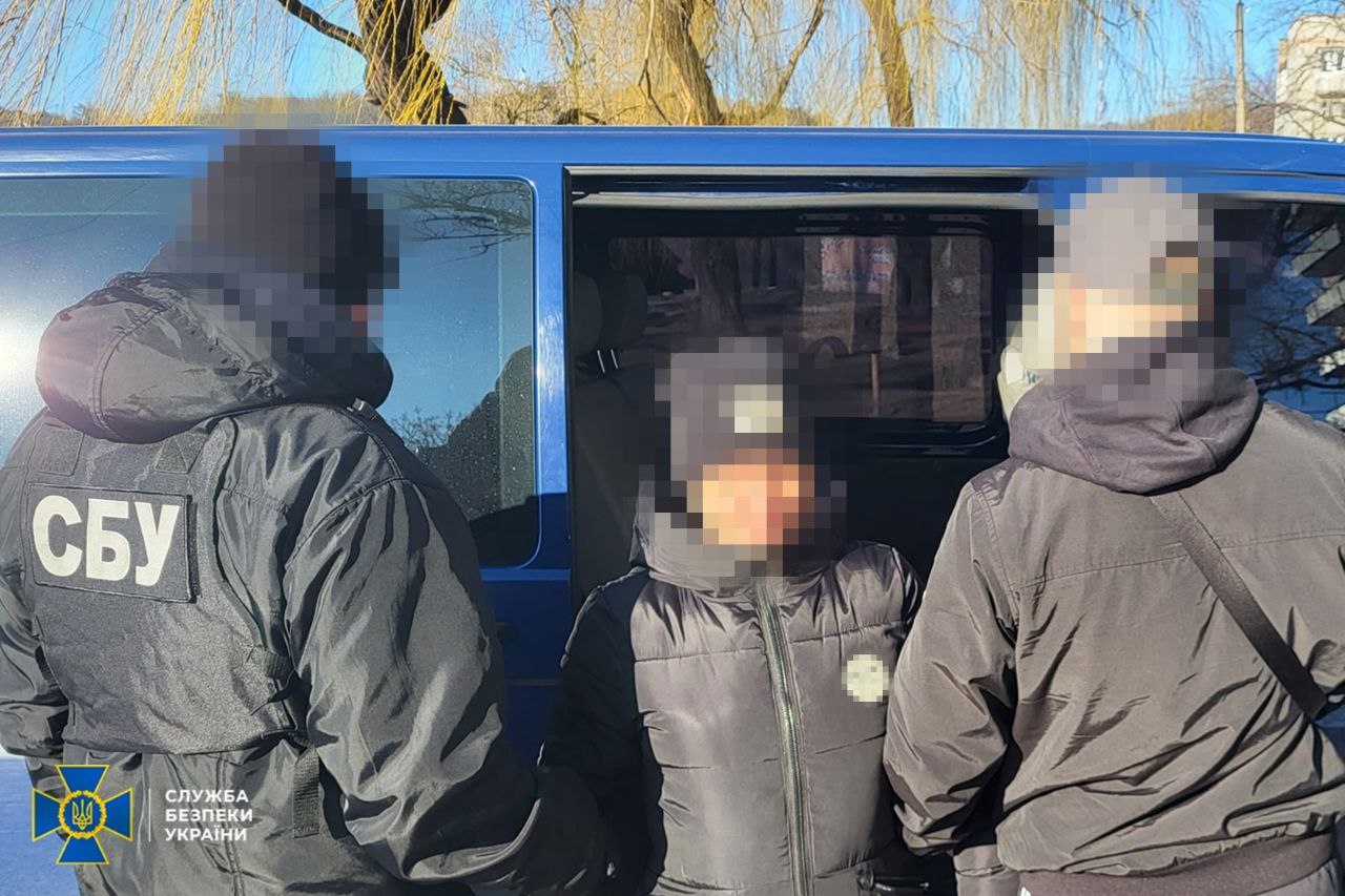 Зрадниця "зливала" позиції ЗСУ через племінника-дезертира (фото)