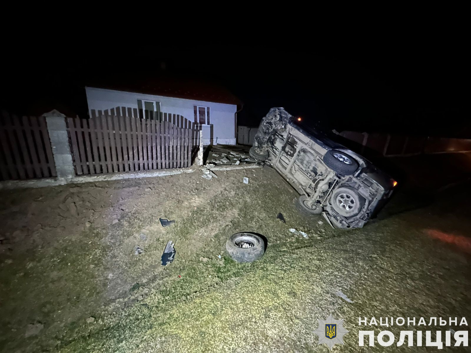 На Львівщині позашляховик зніс паркан і перекинувся: ФОТО
