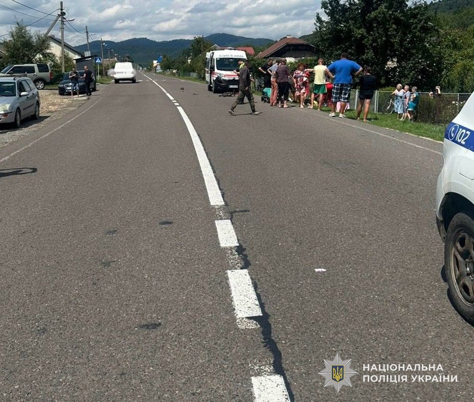 На Львівщині мікроавтобус наїхав на велосипедиста: 9-річний хлопчик у лікарні (фото)