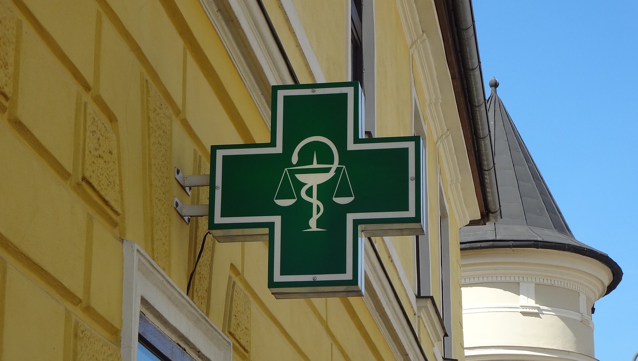 У Рівному підліток на електровелосипеді протаранив двері аптеки