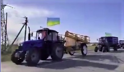 Весна прийшла. На Херсонщині колона тракторів з прапорами вирушила на польові роботи